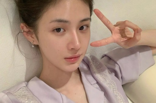这个坚强面对绝症的少女形象不仅让